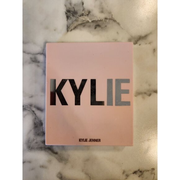 Kylie Jenner Pressed Illuminating Powder Cheers Darling 0.34 Oz - Picture 2 of 3